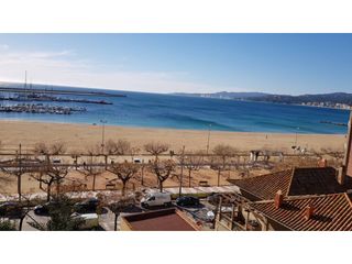 Appartement in Paseo del mar 5. Apartamento en venta en primera linea de mar y completamente c�n