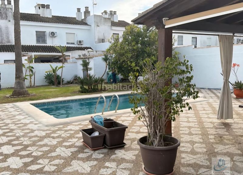 Foto ed27b798-b4e2-496f-ace9-c54e4ff05664. Xalet amb piscina a Los Gallos Chiclana de la Frontera