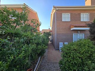 Casa aparellada en Pioz. Chalet pareado en venta en pioz