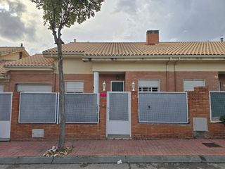 Casa adosada en Pioz. Chalet adosado en venta en pioz