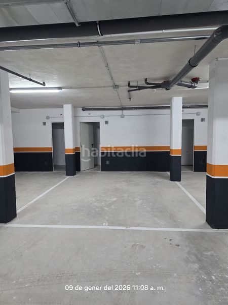 Foto ba12e44c-d51f-4593-a2f0-cb351a2e4cd1. Aparcament cotxe a Canet de Mar