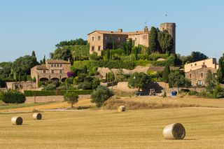 Casale  Carrer de cuells. Impresionante castillo medieval amurallado en venta en girona, b