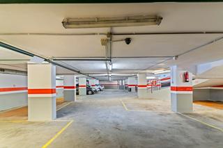 Parking coche en Carrer de la lluna 11. Se vende lote de 38 plazas de parking (35 coche y 3 moto) o por
