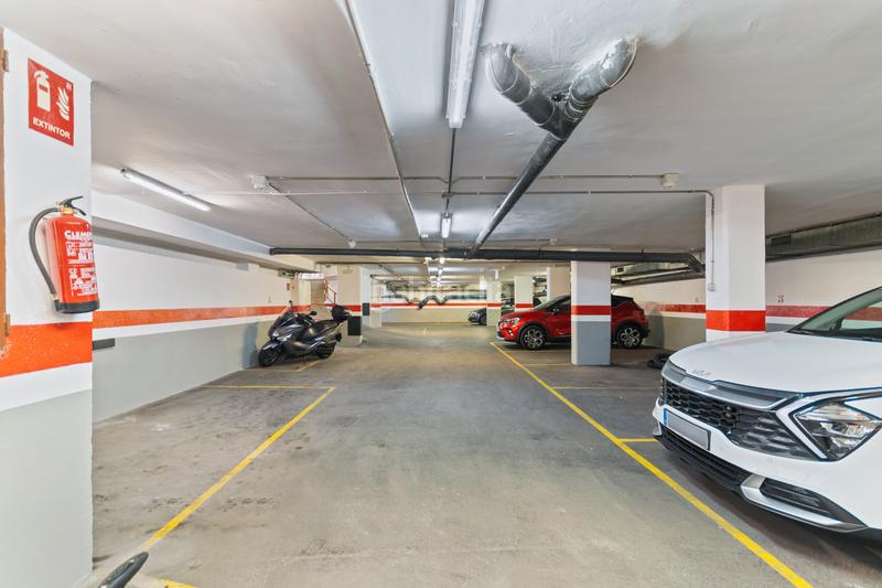 Foto 0019c5e6-4190-4fa9-bd3d-35737053e1d2. Aparcament cotxe a carrer de la lluna 11 a Raval Barcelona