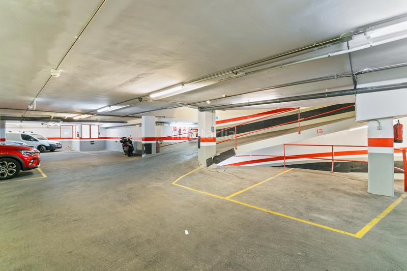 Foto fd183094-8401-4cb7-9d48-5bacb0321e80. Aparcament cotxe a carrer de la lluna 11 a Raval Barcelona