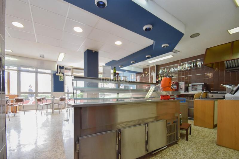 Foto e3c376dd-1324-486d-8179-40bdb3261578. Local comercial a plaza de poeta garcilaso de la vega 6 a Granada