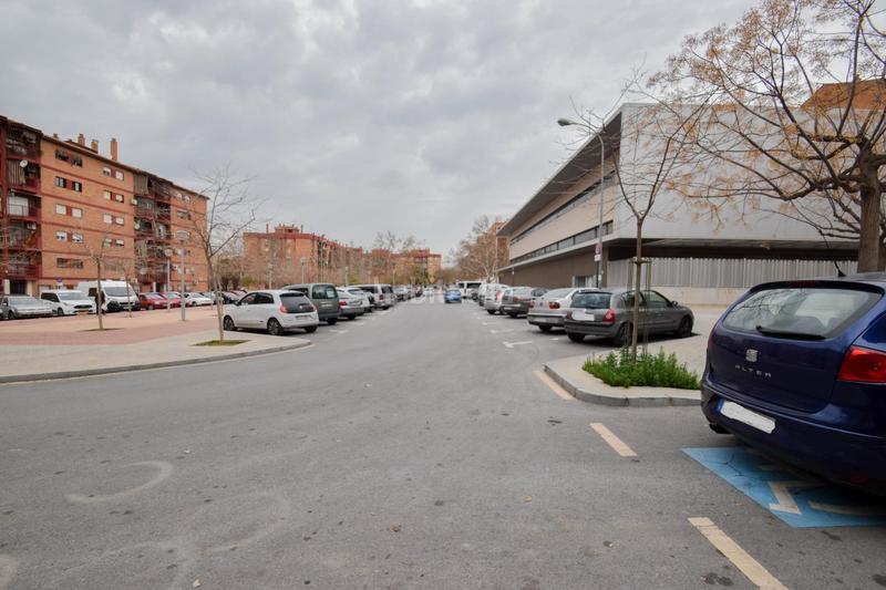 Foto f020d9ad-e904-4bad-84ec-fdf9d748525c. Local comercial a plaza de poeta garcilaso de la vega 6 a Granada