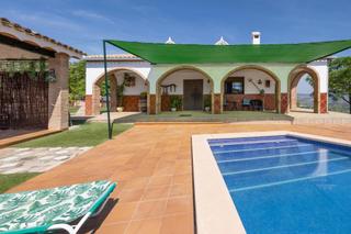 Xalet a Salar. Estupendo chalet con apartamento y piscina en salar