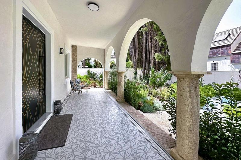 Foto 97a46559-efcd-4355-9b29-61c092f9a758. Chalet villa en el corazón del realejo de nueva construcción. en Granada
