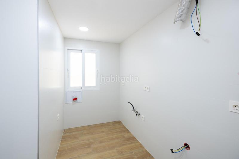 Foto a82a722e-096d-4fa9-b8be-55486f2b0a6f. Piso reformado a nuevo, 3 dormitorios con dos balcones en avd don bosco en Granada