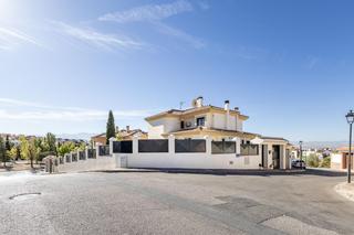 Chalet  Calle mar del coral 24. Cortijo del aire, albolote  chalet pareado de esquina con jardín