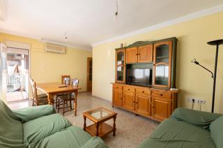 Pis  Calle de juan pedro mesa de león. Ponemos en venta este estupendo piso en zona cartuja de 3 dormit