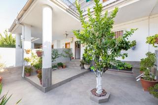 Casa adossada en Atarfe. Amplia casa con terraza y patios en el centro de atarfe