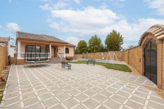 Xalet  Calle isaac newton 5. Espectacular chalet en una sola planta con piscina