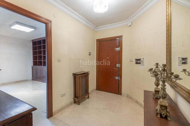 Foto 22aba5ed-2157-4c30-8c30-e120041f5f7e. Piso  en venta en pleno centro planta alta, garaje y gran potencial de reforma en Granada