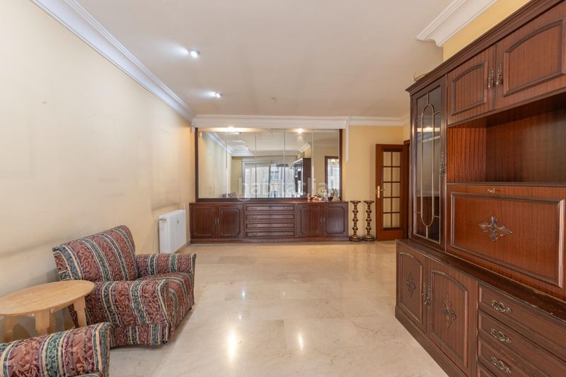 Foto 4279a820-b4ed-47f6-b074-bc895f0a12e9. Piso  en venta en pleno centro planta alta, garaje y gran potencial de reforma en Granada