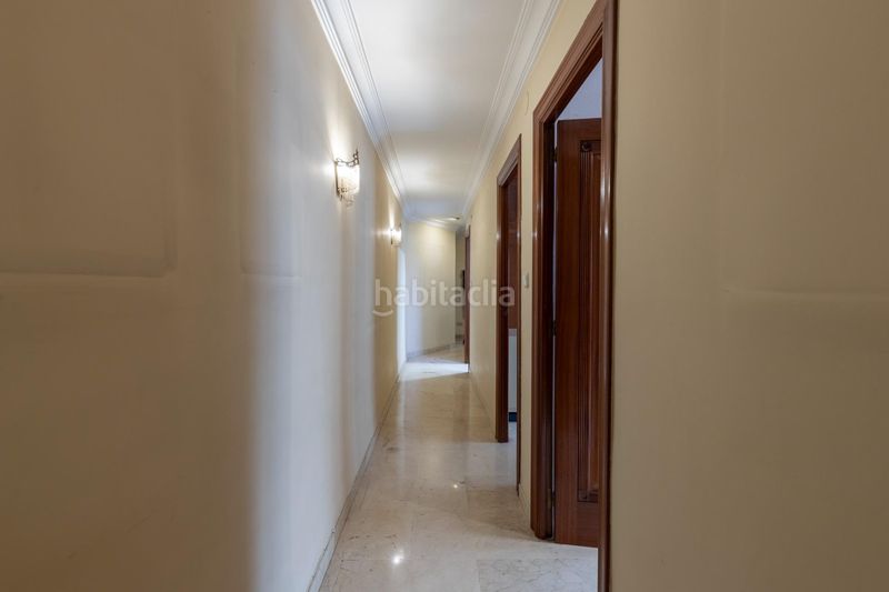 Foto 80435480-de9e-4fac-a49a-250e529fa45c. Piso  en venta en pleno centro planta alta, garaje y gran potencial de reforma en Granada