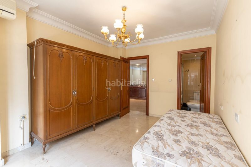 Foto 867a6973-20b8-4252-9777-e21a95620cf9. Piso  en venta en pleno centro planta alta, garaje y gran potencial de reforma en Granada