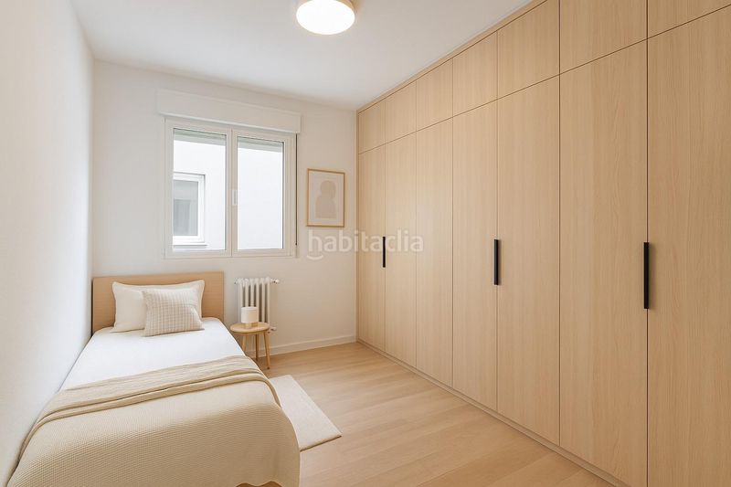 Foto a7ea9bbe-e495-4e98-9285-6d6b76a28e7f. Piso  en venta en pleno centro planta alta, garaje y gran potencial de reforma en Granada