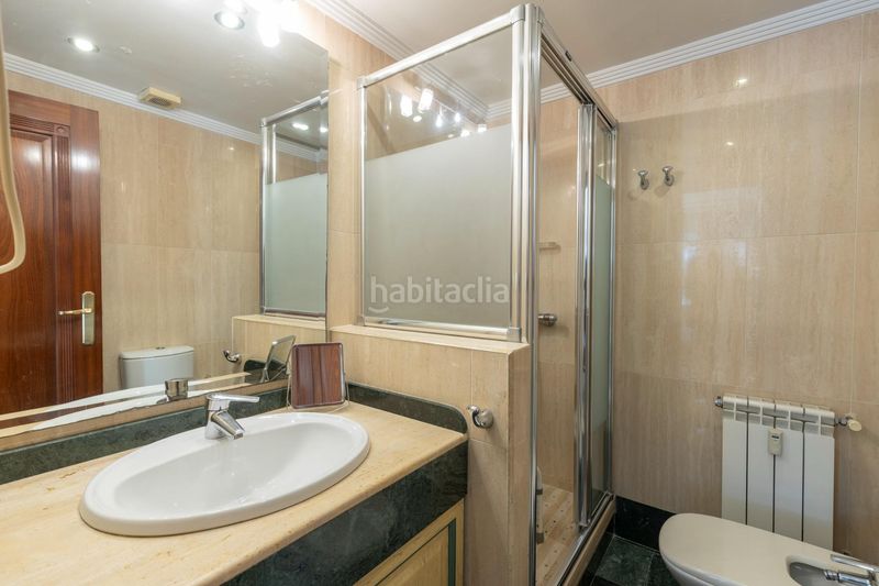 Foto af775421-2591-47f6-80cd-96d411ea2a33. Piso  en venta en pleno centro planta alta, garaje y gran potencial de reforma en Granada