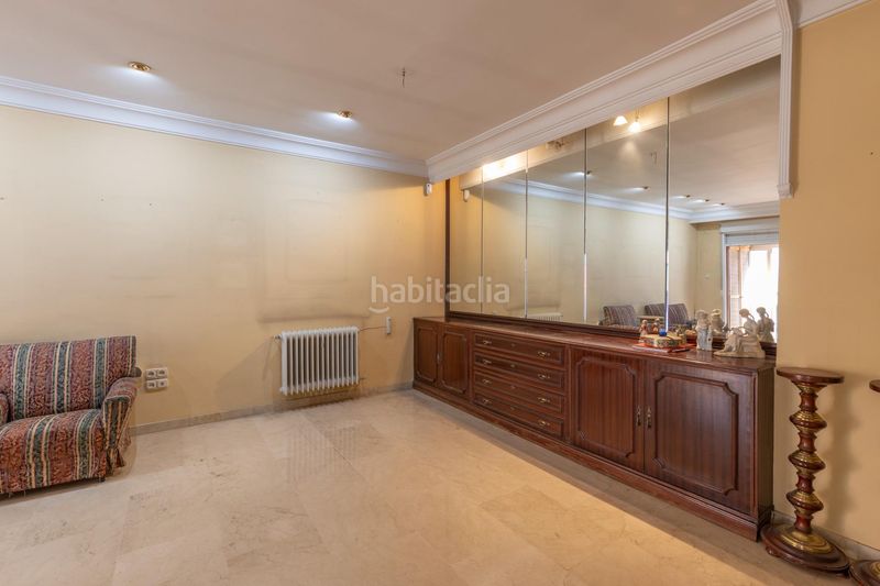 Foto fd278e2d-8d58-4ac0-9230-ede39862e9ed. Piso  en venta en pleno centro planta alta, garaje y gran potencial de reforma en Granada