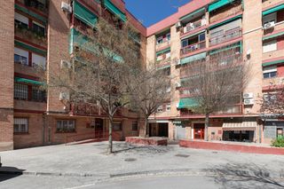 Flat  Plaza del poeta juan boscan. Piso 80 m2 útiles con terraza y patio en granada  3 dormitorios,