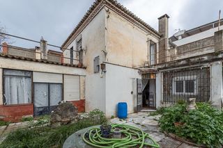 Casa adossada  Calle antonio machado. Casa con parcela a reformar en granada
