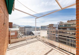 Penthouse  Calle emperatriz eugenia. Sale a la venta extraordinario atico reformado en granada