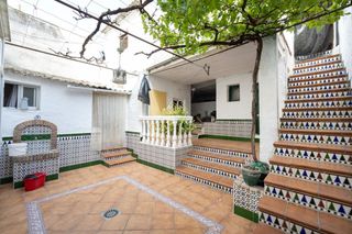 Casa  Calle calle alta. 3 plantas, 3 dormitorios, amplio patio y mucho más... por menos