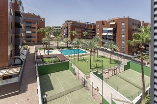 Pis  Calle emir. Exclusiva vivienda en residencial parque lagos