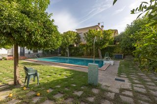 Doppelhaus  Calle de almajara. Exclusiva vivienda con piscina en la zona del serrallo con pisci