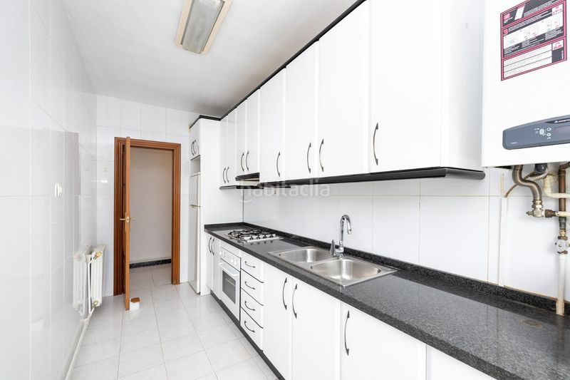 Foto baf16668-3d91-484d-903c-d8c8bdb6726c. Pis amb calefacció a Barrio de Zaidín Granada