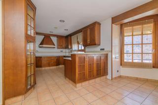 Rent Penthouse in Súria. Una joya en el corazón de súria descubre villa carmen