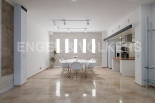 Duplex in Príncep de Viana-Clot-Xalets Humbert Torres. Dúplex con 5 habitaciones amueblado con ascensor, calefacción y