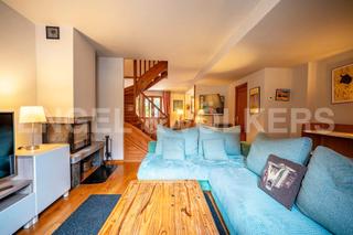 Casa adossada a Carrer sant cerat 18. Elegante vivienda en bossst