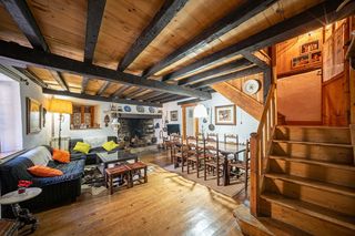 Casa aparellada  Carrèr major 26. Casa tradicional aranesa en bagergue