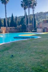 Location Rez-de-chaussée  Carrer londres. Estupendo planta baja con patio y piscina comunitaria en roca ll
