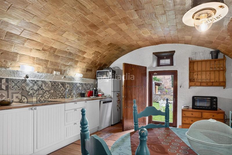 Foto a570b30d-4dae-46e9-82d9-939125704329. Masia amb aparcament piscina a Bàscara