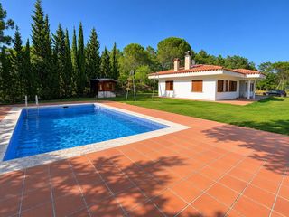 Chalet à Llambilles. Exclusiva finca amb més de 12.000 m2 de terreny, piscina i total