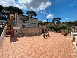Chalet  Carrer dels castanyers. Casa unifamiliar, piscina y barbacoa!!