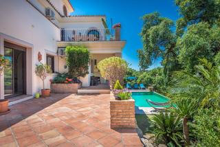 Casa a Altos de Estepona. Hermosa villa en venta en forest hills