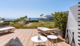 Planta baja en Guadalobón. Apartamento frente a la playa en estepona en venta