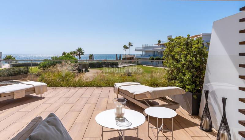Foto 35ea5384-924d-44c6-839b-121abebe7bde. Planta baja apartamento frente a la playa en venta en Estepona