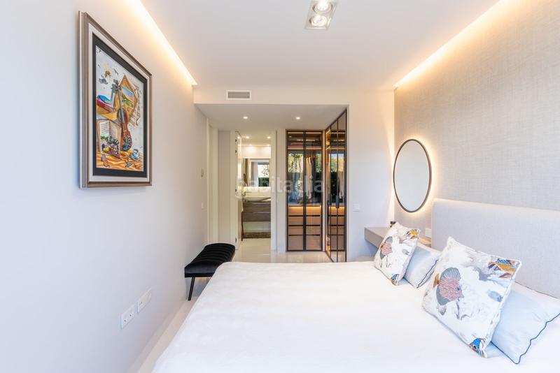 Foto 3d94e3b1-bc2e-470c-af59-8ad26b2736d6. Planta baja apartamento frente a la playa en venta en Estepona