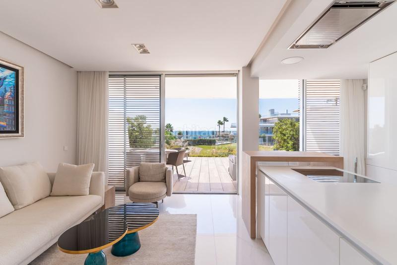 Foto 5692aace-db4b-4574-a7a4-2e43d65a4615. Planta baja apartamento frente a la playa en venta en Estepona