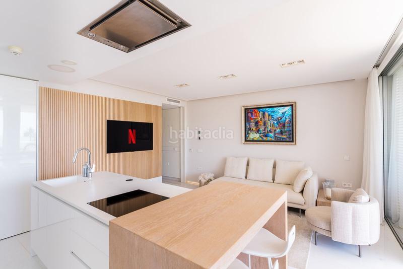 Foto 75053a93-ec83-455f-8b8e-f0facf5ef60d. Planta baja apartamento frente a la playa en venta en Estepona