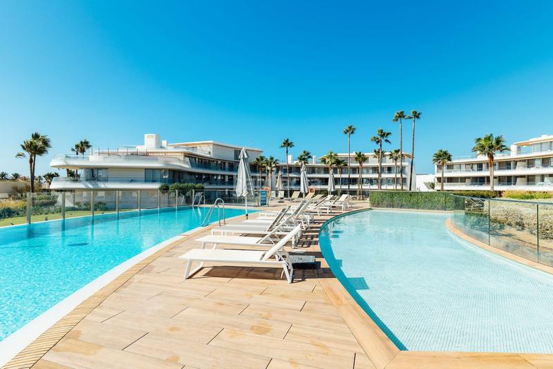 Foto aba1d399-586a-455e-8b3a-081a891f40a4. Planta baja apartamento frente a la playa en venta en Estepona