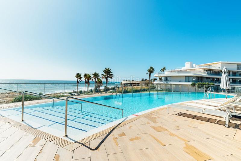 Foto c71ba34a-fe91-46a4-8302-ef2254aaabe7. Planta baja apartamento frente a la playa en venta en Estepona