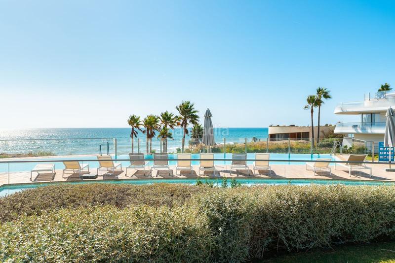 Foto e6bf34e0-2d6a-4967-ab1b-7af60dd97b83. Planta baja apartamento frente a la playa en venta en Estepona