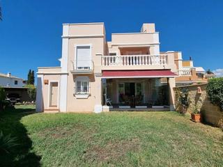 Casa adosada en Nueva Alcántara. Corner casa en venta en san pedro playa